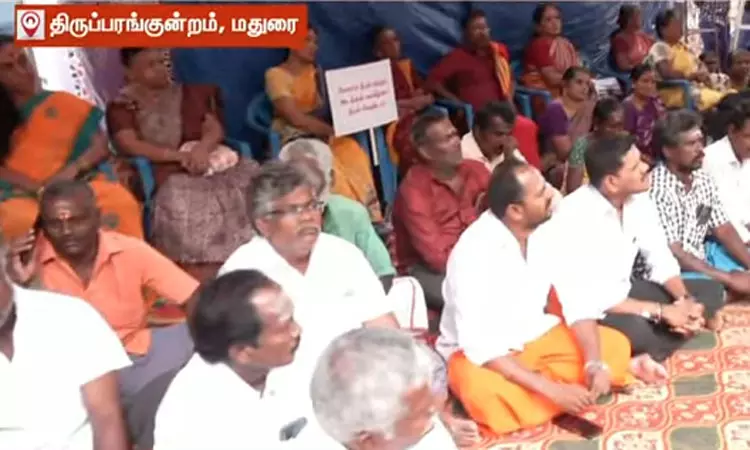 தீப விவகாரம்: திருப்பரங்குன்றத்தில் அடையாள உண்ணாவிரதம் தீப விவகாரம்: திருப்பரங்குன்றத்தில் அடையாள உண்ணாவிரதம்