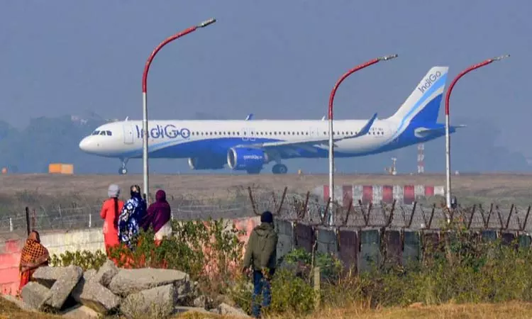 இண்டிகோ விமான சேவை பாதிப்பு: 4 அதிகாரிகளை சஸ்பெண்டு செய்த விமான போக்குவரத்து இயக்குனரகம் இண்டிகோ விமான சேவை பாதிப்பு: 4 அதிகாரிகளை சஸ்பெண்டு செய்த விமான போக்குவரத்து இயக்குனரகம்