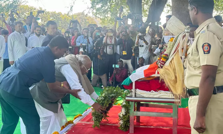 முன்னாள் மத்திய உள்துறை மந்திரி சிவராஜ் பாட்டீல் மறைவு; கார்கே நேரில் அஞ்சலி முன்னாள் மத்திய உள்துறை மந்திரி சிவராஜ் பாட்டீல் மறைவு; கார்கே நேரில் அஞ்சலி