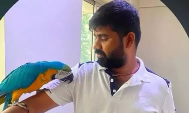 ரூ. 2.5 லட்சம் மதிப்புள்ள கிளியை காப்பாற்ற முயன்ற தொழிலதிபருக்கு நேர்ந்த சோகம் ரூ. 2.5 லட்சம் மதிப்புள்ள கிளியை காப்பாற்ற முயன்ற தொழிலதிபருக்கு நேர்ந்த சோகம்