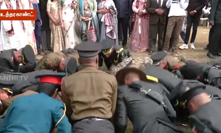 பயிற்சி முடித்த வீரர்களுடன் தண்டால் எடுத்த ராணுவ தளபதி உபேந்திர திவேதி