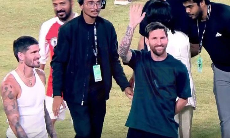 ஐதராபாத் வந்த  கால்பந்து ஜாம்பவான் மெஸ்ஸிக்கு அமோக வரவேற்பு