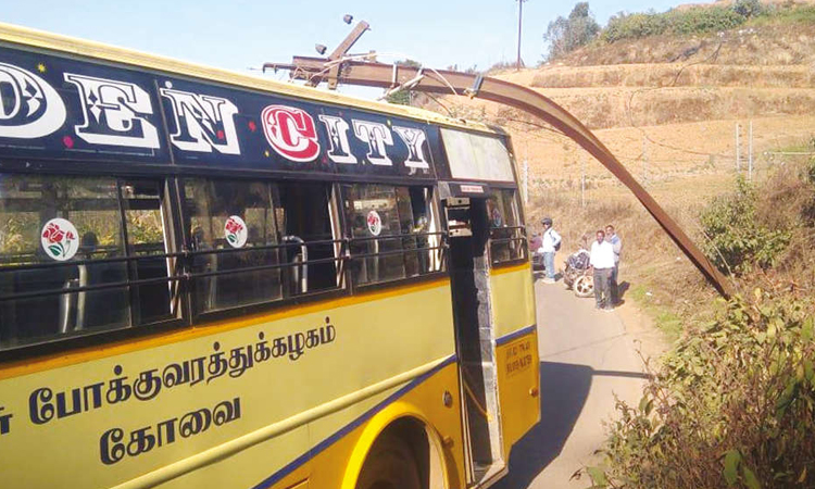 அரசு பஸ் மீது விழுந்த மின் கம்பம்  - அதிர்ஷ்டவசமாக உயிர் தப்பிய பயணிகள்