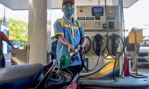 சென்னையில் இன்றைய பெட்ரோல், டீசல் விலை நிலவரம் சென்னையில் இன்றைய பெட்ரோல், டீசல் விலை நிலவரம்