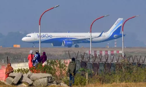 இண்டிகோ விமான சேவை பாதிப்பு: 4 அதிகாரிகளை சஸ்பெண்டு செய்த விமான போக்குவரத்து இயக்குனரகம் இண்டிகோ விமான சேவை பாதிப்பு: 4 அதிகாரிகளை சஸ்பெண்டு செய்த விமான போக்குவரத்து இயக்குனரகம்