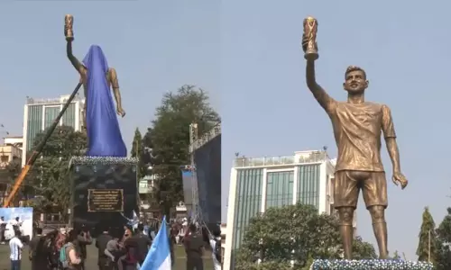 பிரபல கால்பந்து வீரர் லயோனல் மெஸ்சியின் 70 அடி உயர சிலை திறப்பு; ரசிகர்கள் உற்சாக கோஷம் பிரபல கால்பந்து வீரர் லயோனல் மெஸ்சியின் 70 அடி உயர சிலை திறப்பு; ரசிகர்கள் உற்சாக கோஷம்