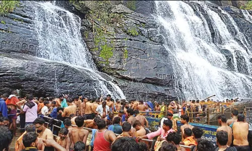 குற்றாலத்தில் அலைமோதும் அய்யப்ப பக்தர்கள் கூட்டம்: அருவிகளில் உற்சாக குளியல் குற்றாலத்தில் அலைமோதும் அய்யப்ப பக்தர்கள் கூட்டம்: அருவிகளில் உற்சாக குளியல்