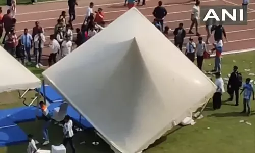 சில நிமிடங்கள் மட்டுமே மெஸ்சி இருந்ததால் ஆத்திரம்.. மைதானத்தை சூறையாடிய ரசிகர்கள் சில நிமிடங்கள் மட்டுமே மெஸ்சி இருந்ததால் ஆத்திரம்.. மைதானத்தை சூறையாடிய ரசிகர்கள்