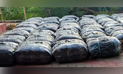 தூத்துக்குடியில் இருந்து இலங்கைக்கு கடத்த முயன்ற ரூ.70 லட்சம் மதிப்புள்ள பீடி இலைகள் பறிமுதல் தூத்துக்குடியில் இருந்து இலங்கைக்கு கடத்த முயன்ற ரூ.70 லட்சம் மதிப்புள்ள பீடி இலைகள் பறிமுதல்