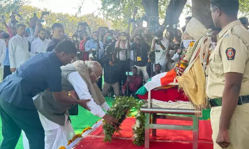 முன்னாள் மத்திய உள்துறை மந்திரி சிவராஜ் பாட்டீல் மறைவு; கார்கே நேரில் அஞ்சலி முன்னாள் மத்திய உள்துறை மந்திரி சிவராஜ் பாட்டீல் மறைவு; கார்கே நேரில் அஞ்சலி