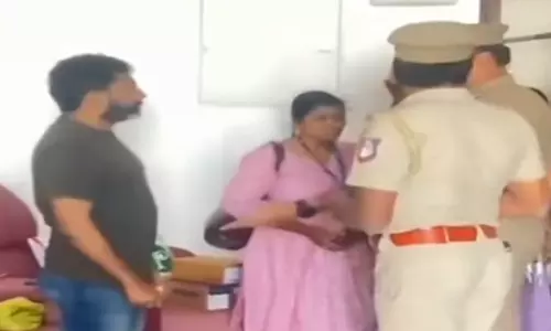 வீட்டின் கதவை உடைத்து யூடியூபர் சவுக்கு சங்கரை கைது செய்த காவல்துறை வீட்டின் கதவை உடைத்து யூடியூபர் சவுக்கு சங்கரை கைது செய்த காவல்துறை