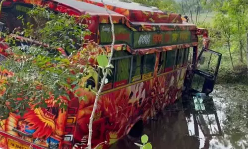 திருச்செந்தூர் அருகே இருசக்கர வாகனம் மீது வேன் மோதி விபத்து - ஒருவர் உயிரிழப்பு திருச்செந்தூர் அருகே இருசக்கர வாகனம் மீது வேன் மோதி விபத்து - ஒருவர் உயிரிழப்பு