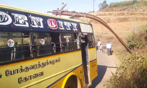 அரசு பஸ் மீது விழுந்த மின் கம்பம் - அதிர்ஷ்டவசமாக உயிர் தப்பிய பயணிகள் அரசு பஸ் மீது விழுந்த மின் கம்பம் - அதிர்ஷ்டவசமாக உயிர் தப்பிய பயணிகள்