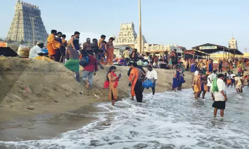 திருச்செந்தூர் கடற்கரையில் மண் அரிப்பு திருச்செந்தூர் கடற்கரையில் மண் அரிப்பு