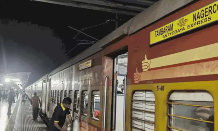 நெல்லை: அந்தியோதயா எக்ஸ்பிரஸ் வந்த போது மூடப்படாத ரெயில்வே கேட் நெல்லை: அந்தியோதயா எக்ஸ்பிரஸ் வந்த போது மூடப்படாத ரெயில்வே கேட்