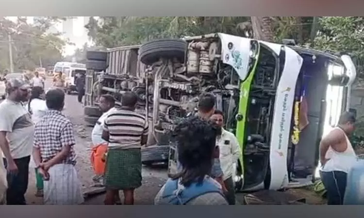 கன்னியாகுமரியில் ஆம்னி பஸ் சாலையில் கவிழ்ந்து விபத்து - 40 பேர் காயம் கன்னியாகுமரியில் ஆம்னி பஸ் சாலையில் கவிழ்ந்து விபத்து - 40 பேர் காயம்