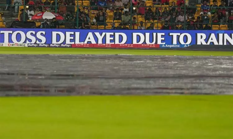 இந்தியா - பாகிஸ்தான் ஆட்டம்: மழையால் டாஸ் சுண்டுவதில் தாமதம் இந்தியா - பாகிஸ்தான் ஆட்டம்: மழையால் டாஸ் சுண்டுவதில் தாமதம்