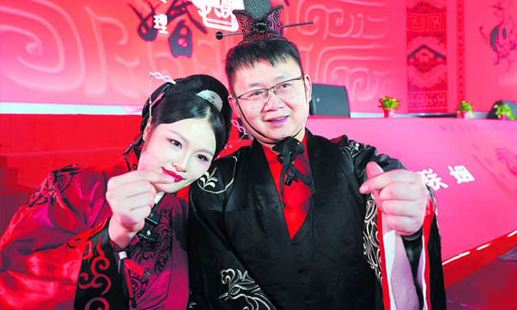 நிலநடுக்கத்தின்போது உயிரை காப்பாற்றியவருக்கு தன்னையே கொடுத்த இளம்பெண்