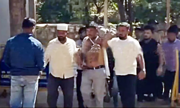 மாணவிக்கு பாலியல் தொல்லை கொடுத்த ஆசிரியரை தாக்கி செருப்பு மாலை அணிவித்த 22 பேர் மீது வழக்கு