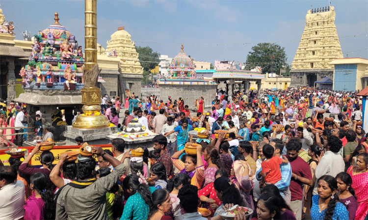 காஞ்சிபுரம் கச்சபேஸ்வரர் கோவிலில் மண்டை விளக்கு எடுத்து நேர்த்திக்கடன் செலுத்திய பக்தர்கள்