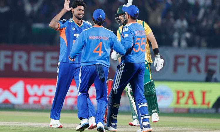 3வது டி20: இந்தியா அசத்தல் பந்துவீச்சு..தென் ஆப்பிரிக்கா 117 ரன்களுக்கு  ஆட்டமிழப்பு