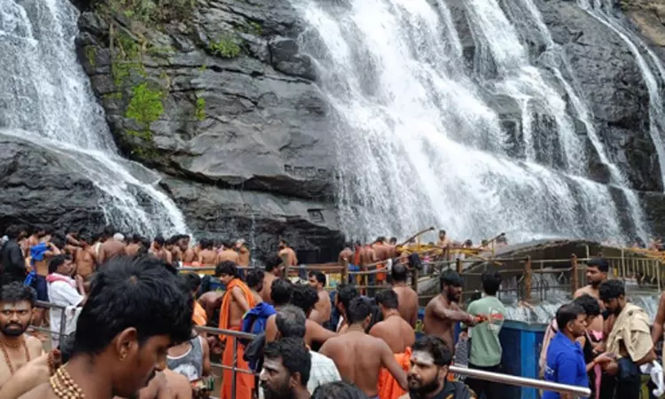 குற்றால அருவிகளில் குவிந்த அய்யப்ப பக்தர்கள்: அலைமோதிய கூட்டம் குற்றால அருவிகளில் குவிந்த அய்யப்ப பக்தர்கள்: அலைமோதிய கூட்டம்