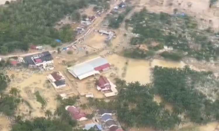 இந்தோனேசியாவை புரட்டிப்போட்ட கனமழை, வெள்ளம் - பலி எண்ணிக்கை 1,003 ஆக உயர்வு