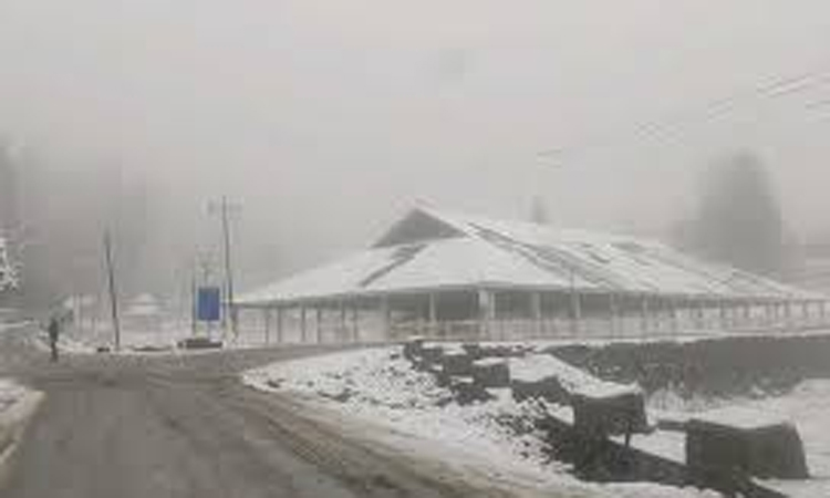 காஷ்மீரில் கடும் பனிப்பொழிவு - மக்கள் அவதி