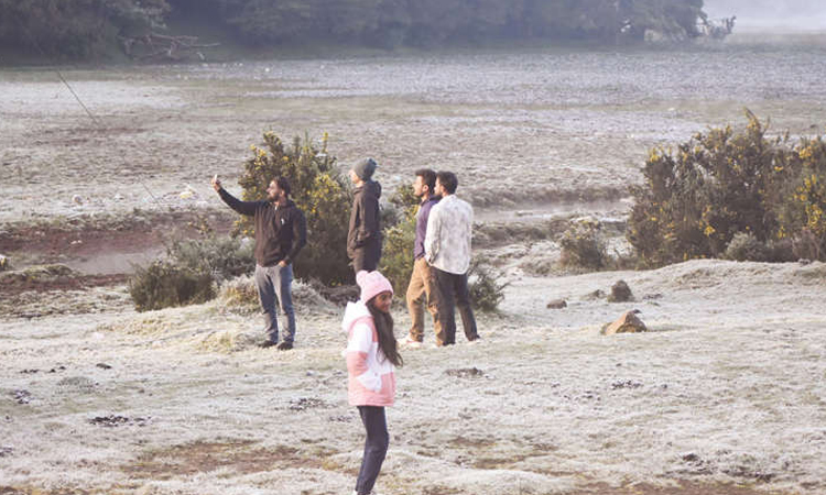 ஊட்டியில் உறைபனி: சுற்றுலா பயணிகள் குதூகலம்