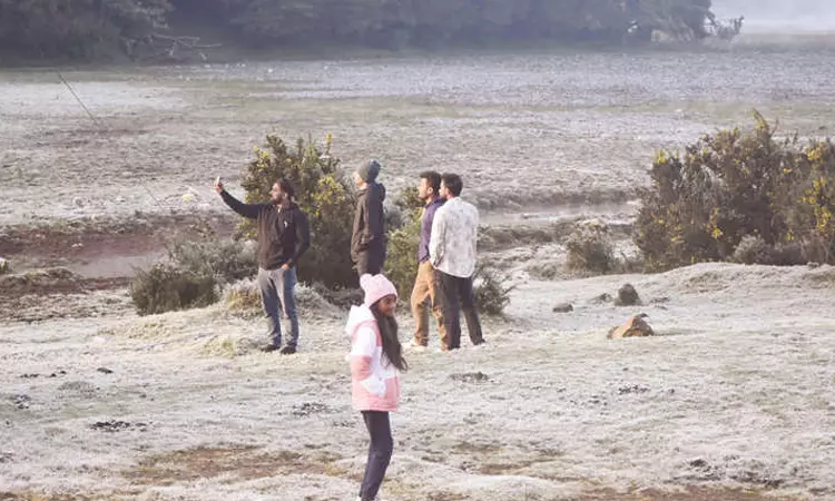 ஊட்டியில் உறைபனி: சுற்றுலா பயணிகள் குதூகலம் ஊட்டியில் உறைபனி: சுற்றுலா பயணிகள் குதூகலம்