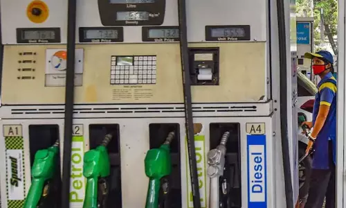 சென்னையில் இன்றைய பெட்ரோல், டீசல் விலை நிலவரம் சென்னையில் இன்றைய பெட்ரோல், டீசல் விலை நிலவரம்