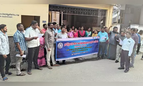 பணியிடமாற்ற ஆணையை ரத்து செய்ய வலியுறுத்தி கூட்டுறவுத்துறை ஊழியர்கள் ஆர்ப்பாட்டம் பணியிடமாற்ற ஆணையை ரத்து செய்ய வலியுறுத்தி கூட்டுறவுத்துறை ஊழியர்கள் ஆர்ப்பாட்டம்