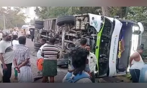 கன்னியாகுமரியில் ஆம்னி பஸ் சாலையில் கவிழ்ந்து விபத்து - 40 பேர் காயம் கன்னியாகுமரியில் ஆம்னி பஸ் சாலையில் கவிழ்ந்து விபத்து - 40 பேர் காயம்