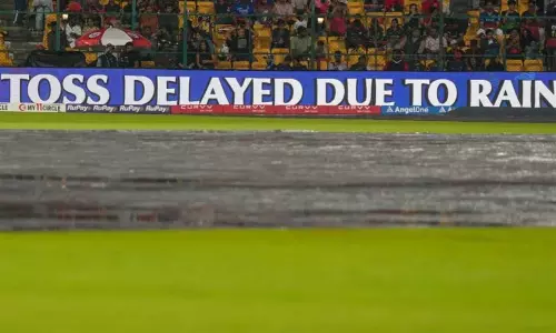 இந்தியா - பாகிஸ்தான் ஆட்டம்: மழையால் டாஸ் சுண்டுவதில் தாமதம் இந்தியா - பாகிஸ்தான் ஆட்டம்: மழையால் டாஸ் சுண்டுவதில் தாமதம்