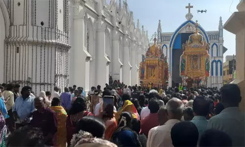 கன்னியாகுமரி தூய அலங்கார உபகார மாதா திருத்தலத்தில் 2 தங்கத்தேர் பவனி கன்னியாகுமரி தூய அலங்கார உபகார மாதா திருத்தலத்தில் 2 தங்கத்தேர் பவனி