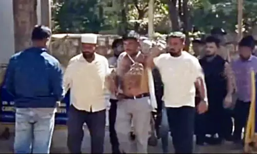 மாணவிக்கு பாலியல் தொல்லை கொடுத்த ஆசிரியரை தாக்கி செருப்பு மாலை அணிவித்த 22 பேர் மீது வழக்கு மாணவிக்கு பாலியல் தொல்லை கொடுத்த ஆசிரியரை தாக்கி செருப்பு மாலை அணிவித்த 22 பேர் மீது வழக்கு