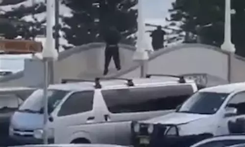 ஆஸ்திரேலியாவில் பயங்கரம்; துப்பாக்கி சூட்டில் 10 பேர் பலி ஆஸ்திரேலியாவில் பயங்கரம்; துப்பாக்கி சூட்டில் 10 பேர் பலி