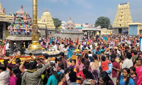 காஞ்சிபுரம் கச்சபேஸ்வரர் கோவிலில் மண்டை விளக்கு எடுத்து நேர்த்திக்கடன் செலுத்திய பக்தர்கள் காஞ்சிபுரம் கச்சபேஸ்வரர் கோவிலில் மண்டை விளக்கு எடுத்து நேர்த்திக்கடன் செலுத்திய பக்தர்கள்