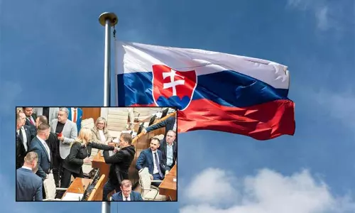 மசோதா மீதான விவாதத்தின்போது எம்.பி.க்கள் மோதல் - ஸ்லோவேகியா நாடாளுமன்றத்தில் பரபரப்பு மசோதா மீதான விவாதத்தின்போது எம்.பி.க்கள் மோதல் - ஸ்லோவேகியா நாடாளுமன்றத்தில் பரபரப்பு