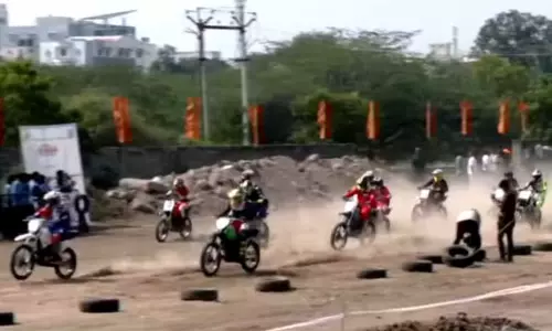 கோவையில் பா.ஜ.க. சார்பில் நடத்தப்பட்ட பைக் ரேஸ் - சீறிப்பாய்ந்த வீரர்கள் கோவையில் பா.ஜ.க. சார்பில் நடத்தப்பட்ட பைக் ரேஸ் - சீறிப்பாய்ந்த வீரர்கள்