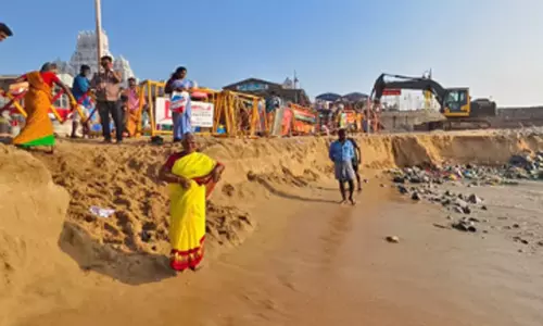 திருச்செந்தூர் கடற்கரையில் கடல் அரிப்பால் உருவான 6 அடி பள்ளம்- புனிதநீராட பக்தர்கள் சிரமம் திருச்செந்தூர் கடற்கரையில் கடல் அரிப்பால் உருவான 6 அடி பள்ளம்- புனிதநீராட பக்தர்கள் சிரமம்