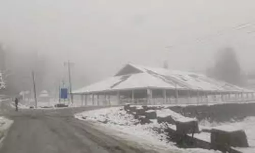 காஷ்மீரில் கடும் பனிப்பொழிவு - மக்கள் அவதி காஷ்மீரில் கடும் பனிப்பொழிவு - மக்கள் அவதி