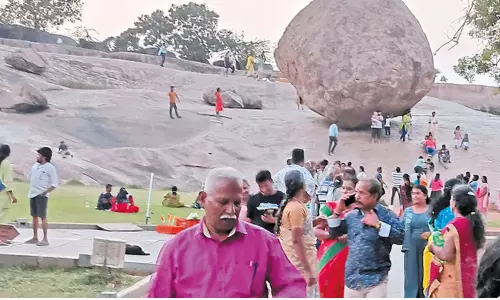 விடுமுறை தினம்: மாமல்லபுரத்தில் குவிந்த சுற்றுலா பயணிகள் விடுமுறை தினம்: மாமல்லபுரத்தில் குவிந்த சுற்றுலா பயணிகள்