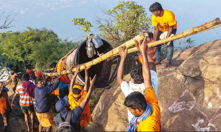 மகா தீபம் நிறைவு: 2,668 அடி உயர மலை உச்சியில் இருந்து இறக்கப்பட்ட தீப கொப்பரை மகா தீபம் நிறைவு: 2,668 அடி உயர மலை உச்சியில் இருந்து இறக்கப்பட்ட தீப கொப்பரை