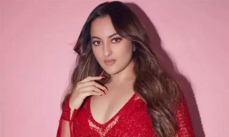 சமூக வலைதளங்களை பயன்படுத்த குழந்தைகளுக்கு தடை விதிக்க வேண்டும்- நடிகை சோனாக்சி சின்கா சமூக வலைதளங்களை பயன்படுத்த குழந்தைகளுக்கு தடை விதிக்க வேண்டும்- நடிகை சோனாக்சி சின்கா