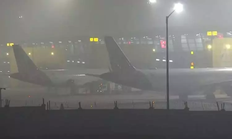 டெல்லியில் கடும் பனிமூட்டம்: ரெயில், விமான சேவை பாதிப்பு டெல்லியில் கடும் பனிமூட்டம்: ரெயில், விமான சேவை பாதிப்பு