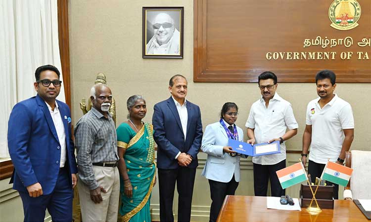 கேரம் உலகக் கோப்பை போட்டியில் பதக்கம் வென்ற தமிழக வீராங்கனைகளுக்கு ஊக்கத்தொகை - முதல்-அமைச்சர் வழங்கினார்