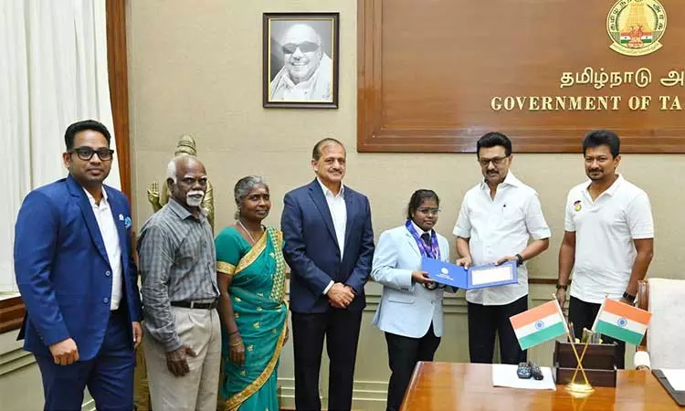 கேரம் உலகக் கோப்பை போட்டியில் பதக்கம் வென்ற தமிழக வீராங்கனைகளுக்கு ஊக்கத்தொகை - முதல்-அமைச்சர் வழங்கினார் கேரம் உலகக் கோப்பை போட்டியில் பதக்கம் வென்ற தமிழக வீராங்கனைகளுக்கு ஊக்கத்தொகை - முதல்-அமைச்சர் வழங்கினார்