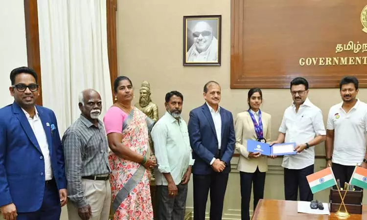 கேரம் உலகக் கோப்பை போட்டியில் பதக்கம் வென்ற தமிழக வீராங்கனைகளுக்கு ஊக்கத்தொகை - முதல்-அமைச்சர் வழங்கினார் கேரம் உலகக் கோப்பை போட்டியில் பதக்கம் வென்ற தமிழக வீராங்கனைகளுக்கு ஊக்கத்தொகை - முதல்-அமைச்சர் வழங்கினார்