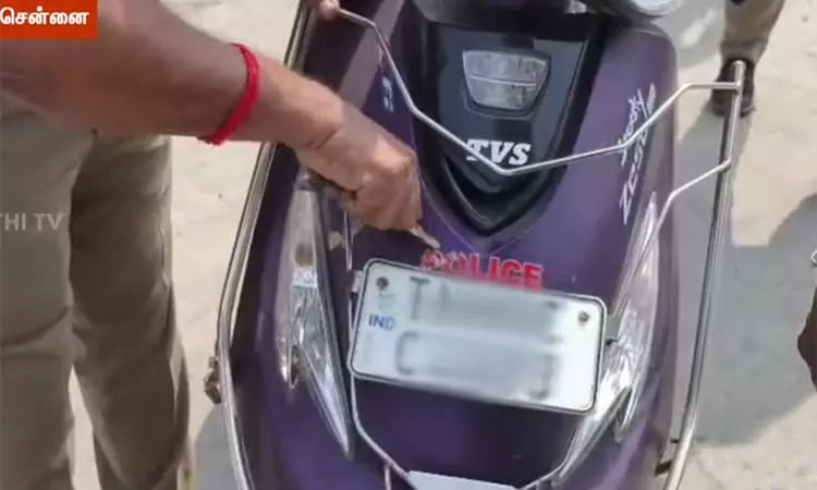 சென்னை: வாகனங்களில் வக்கீல், போலீஸ் ஸ்டிக்கர்கள் அகற்றம் - காவல்துறை அதிரடி நடவடிக்கை சென்னை: வாகனங்களில் வக்கீல், போலீஸ் ஸ்டிக்கர்கள் அகற்றம் - காவல்துறை அதிரடி நடவடிக்கை